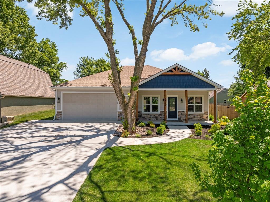 8415 Peoria St, De Soto, KS 66018