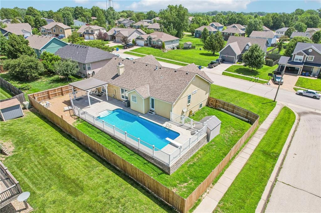 1322 S Greenwood Dr, Tonganoxie, KS 66086