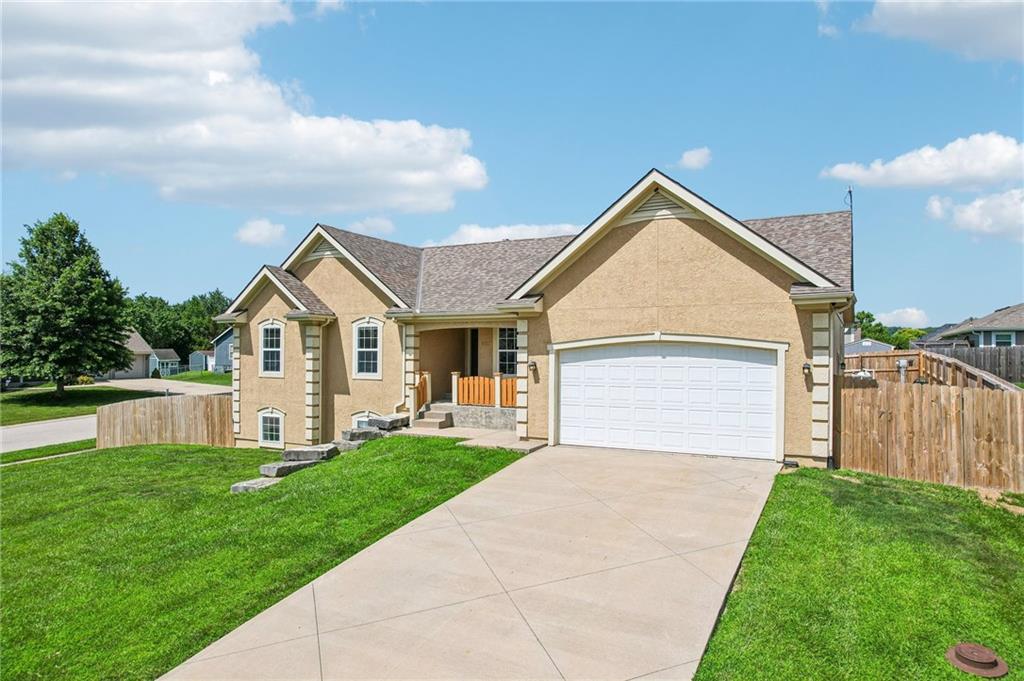 1322 S Greenwood Dr, Tonganoxie, KS 66086