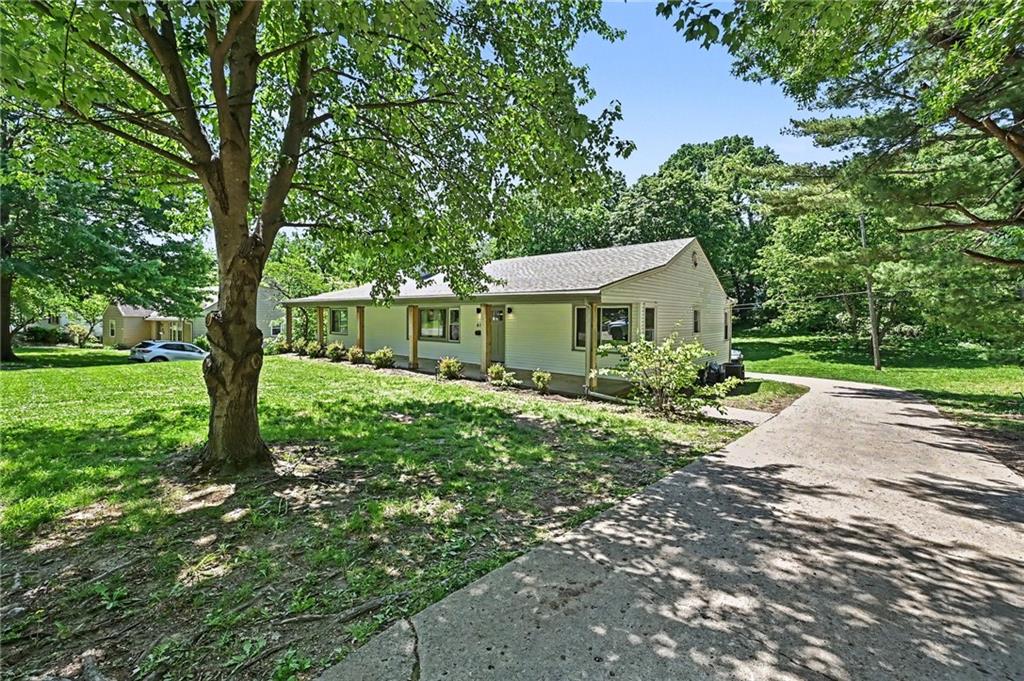 613 E Red Rd, Independence, MO 64055