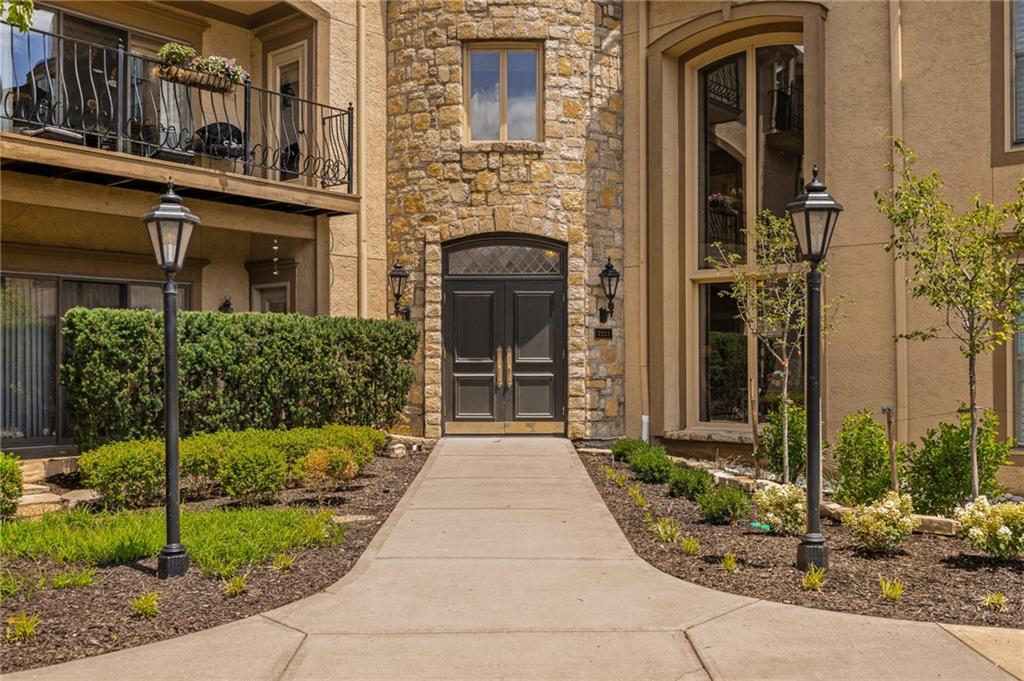 7221 Mission Rd #211, Prairie Village, KS 66208