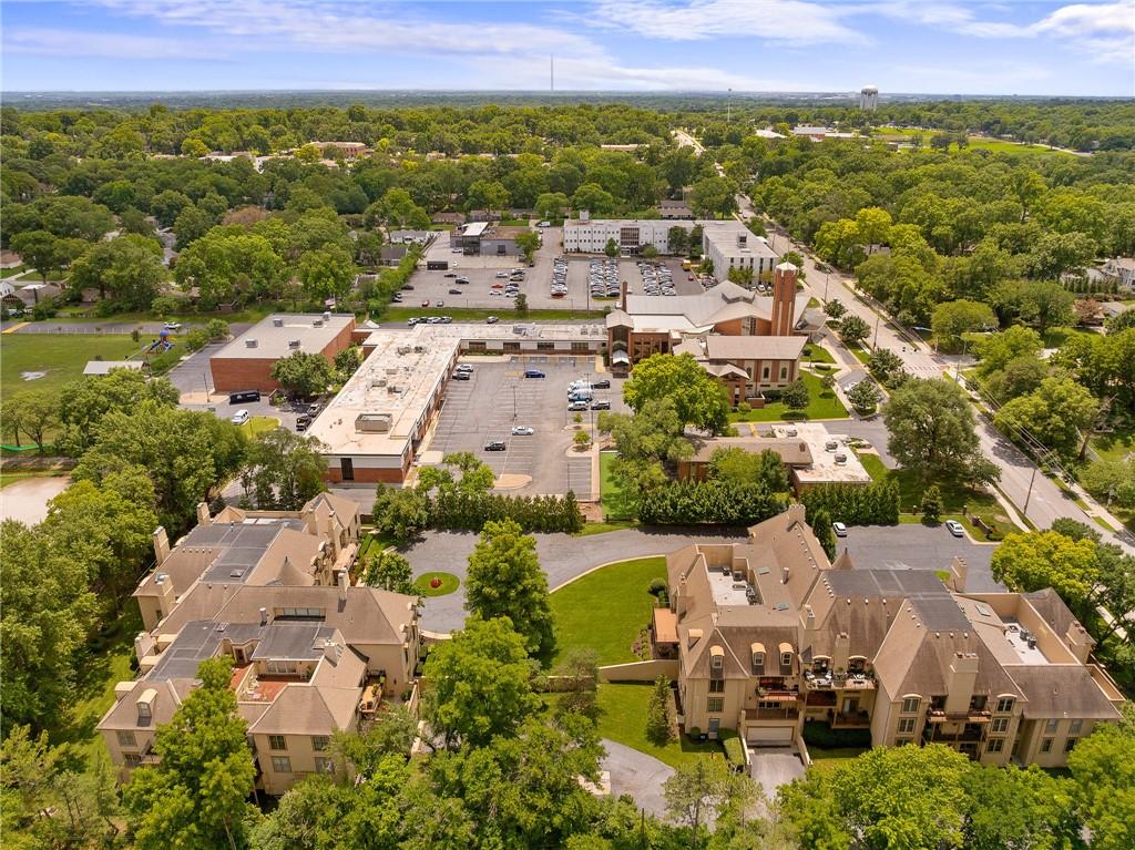 7221 Mission Rd #211, Prairie Village, KS 66208