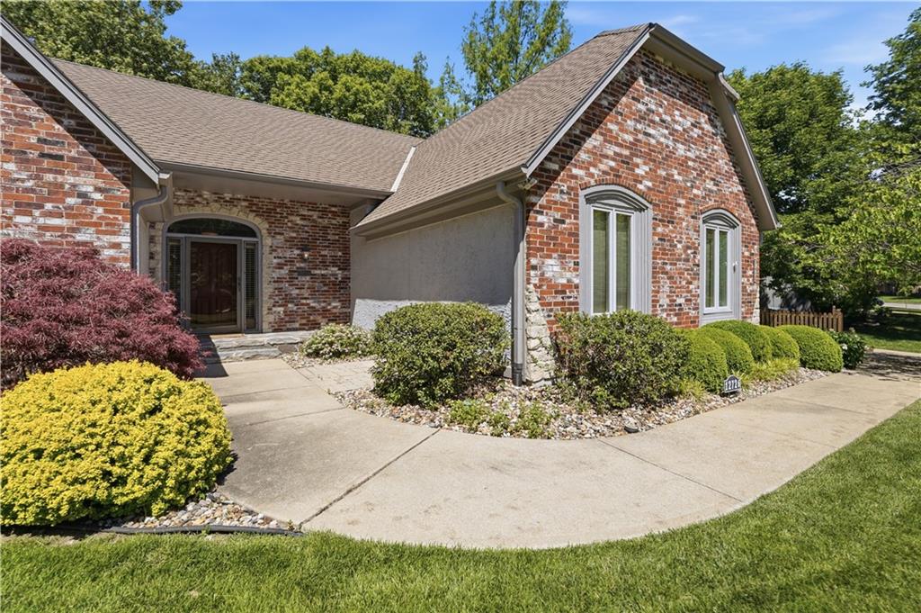 12726 Mohawk Cir, Leawood, KS 66209