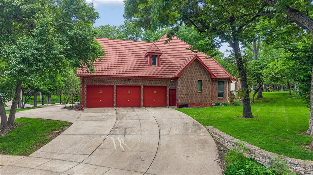 12101 Pawnee Ln, Leawood, KS 66209
