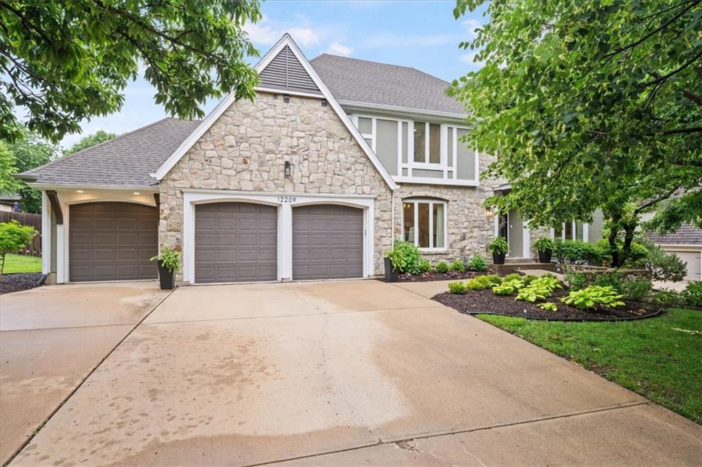 12209 Wenonga Rd, Leawood, KS 66209