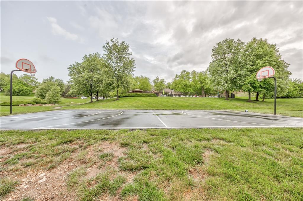 16164 Linden St, Overland Park, KS 66085