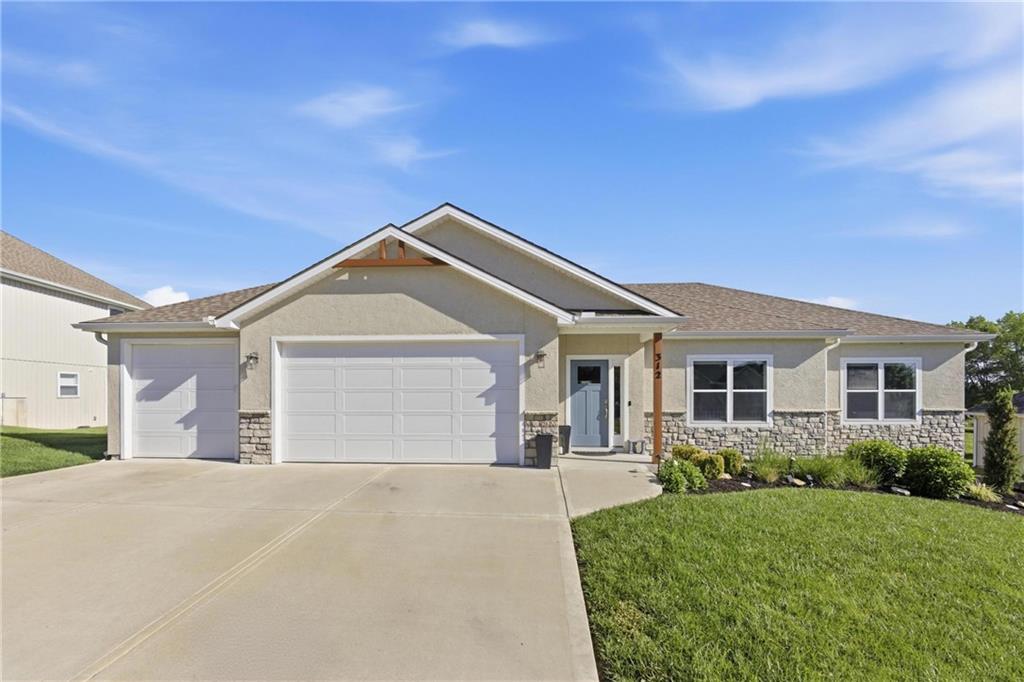 312 Prairie Rose Cir, Smithville, MO 64089