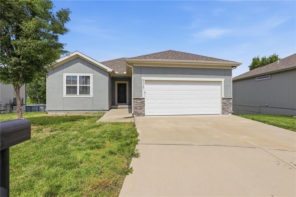 21709 N Ridge Ct, Peculiar, MO 64078