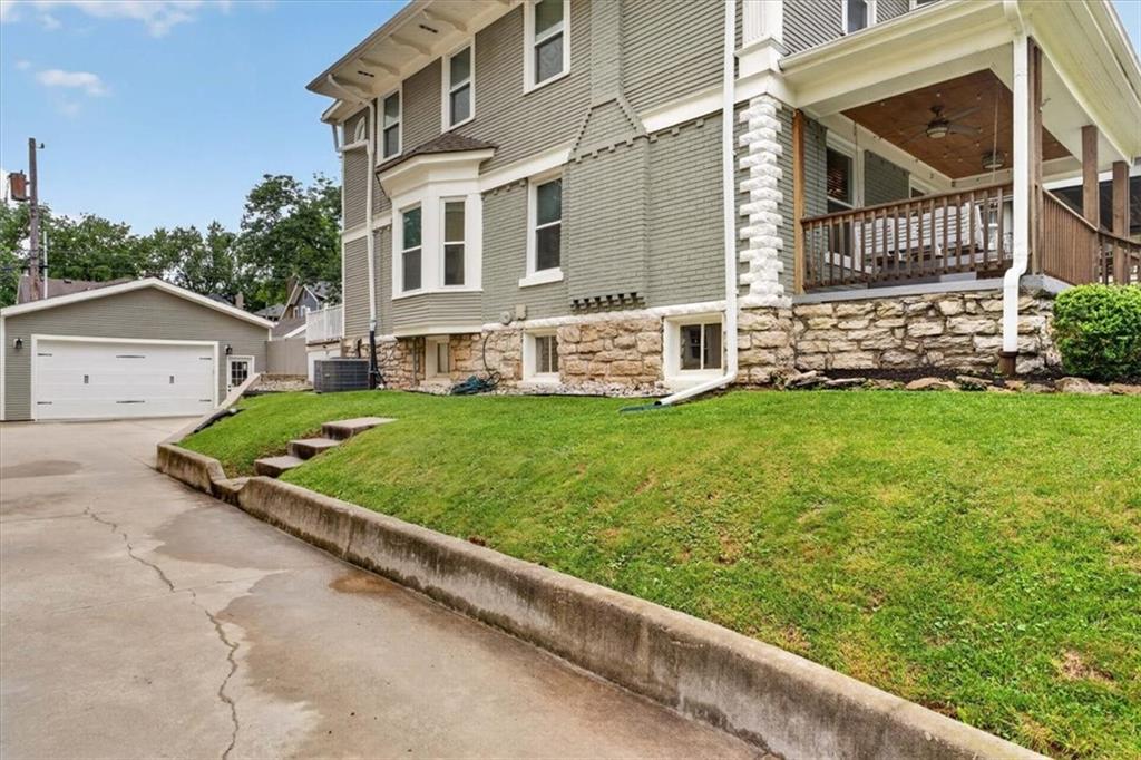 37 E 53rd St, Kansas City, MO 64112