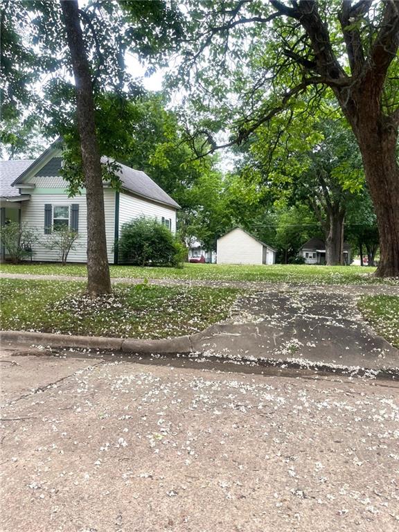 1015 N 6th St, Independence, KS 67301