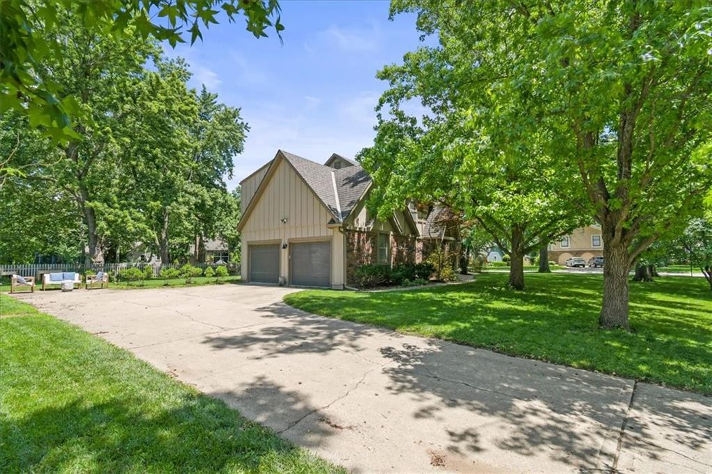 3613 NW Blue Jacket Dr, Lee's Summit, MO 64064