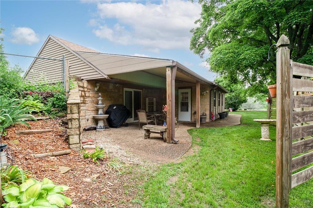 18345 Nottingham Ct, Basehor, KS 66007