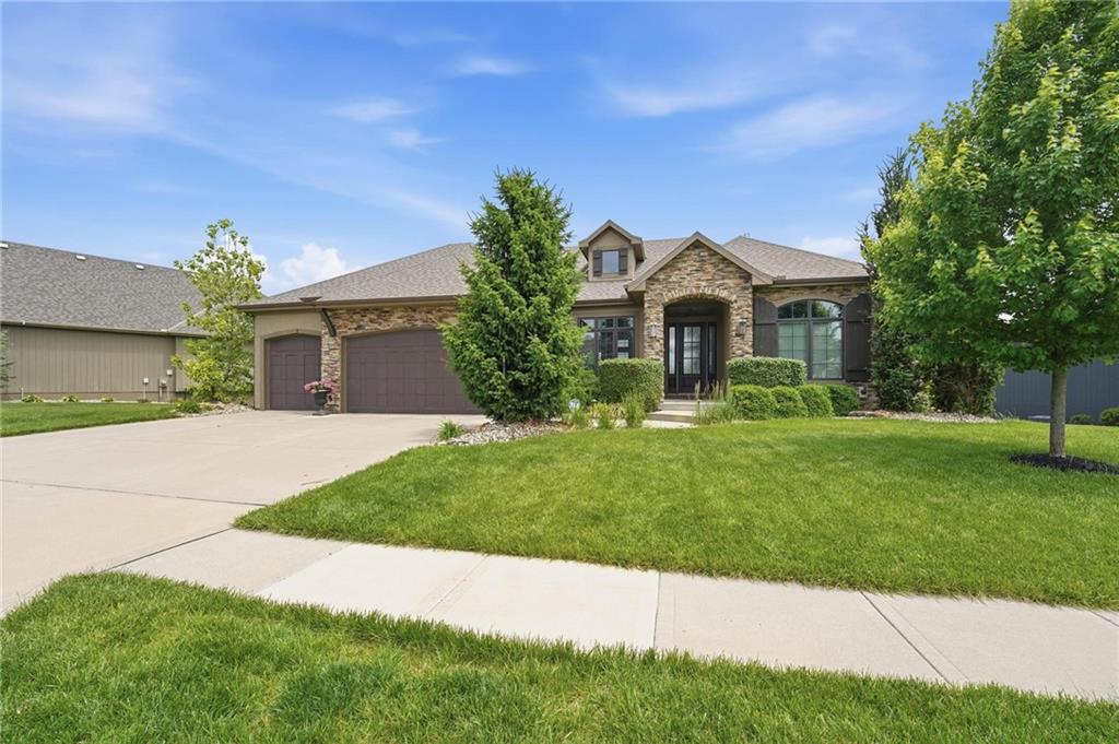 906 Creekmoor Dr, Raymore, MO 64083