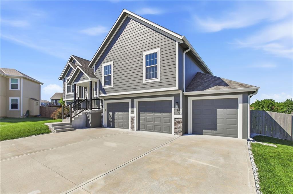 12301 S Burr Oak Cir, Peculiar, MO 64078
