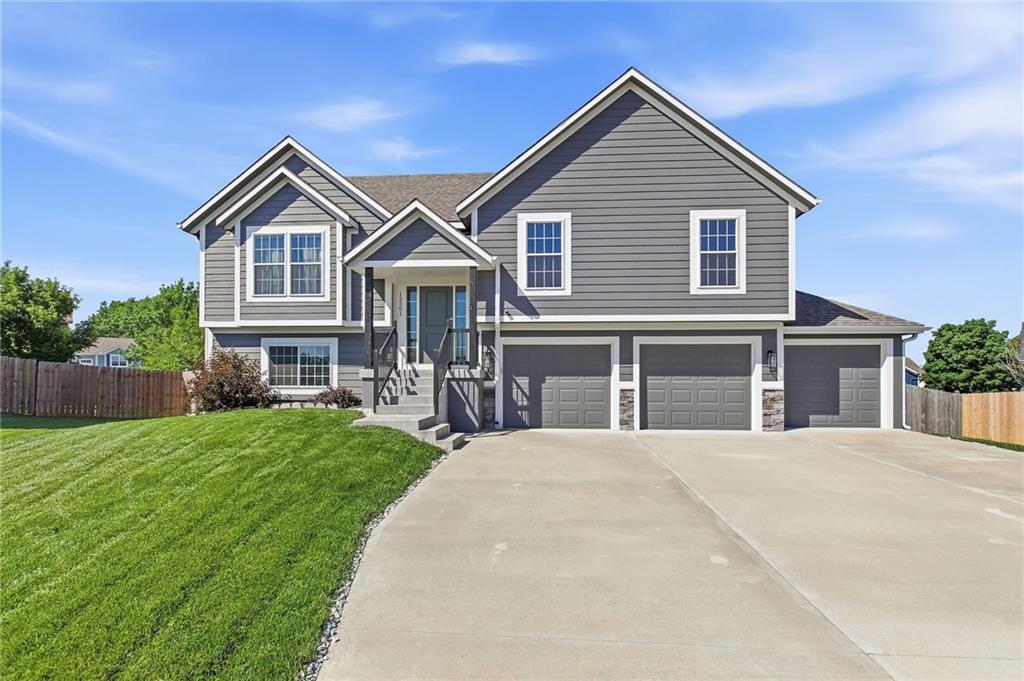 12301 S Burr Oak Cir, Peculiar, MO 64078