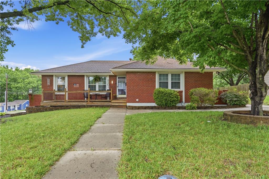 8301 Ditzler Ave, Raytown, MO 64138