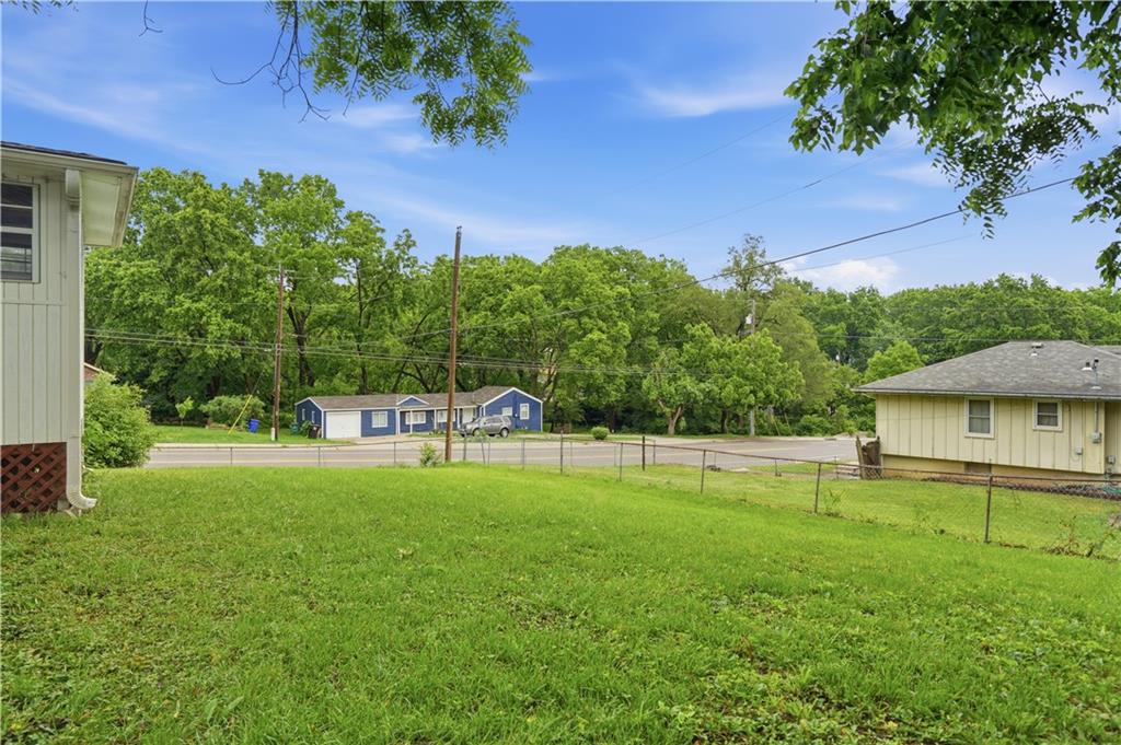 8301 Ditzler Ave, Raytown, MO 64138