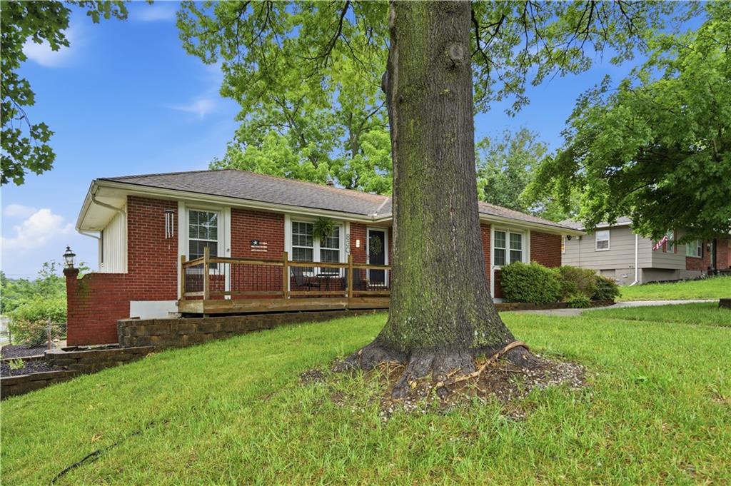 8301 Ditzler Ave, Raytown, MO 64138