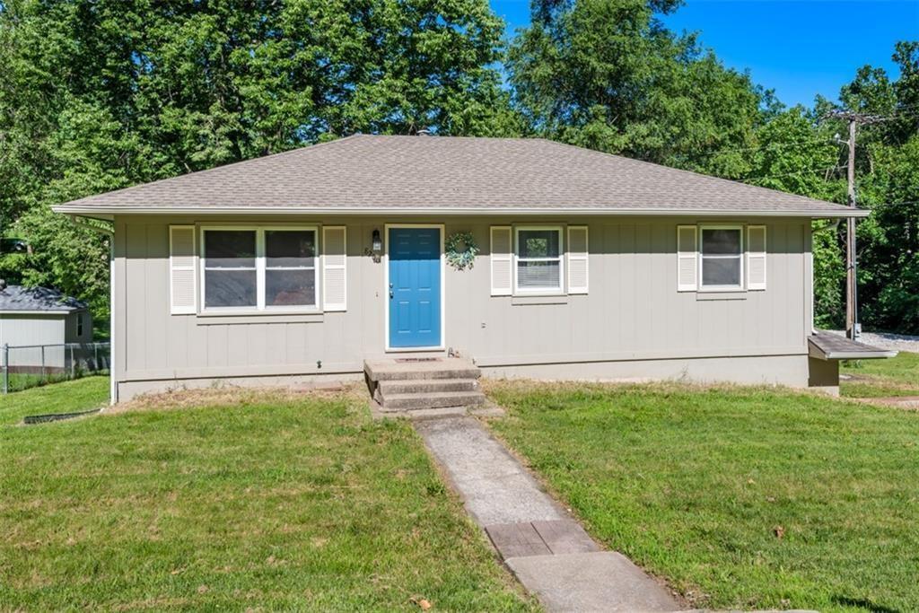 8200 Sunset Dr, De Soto, KS 66018