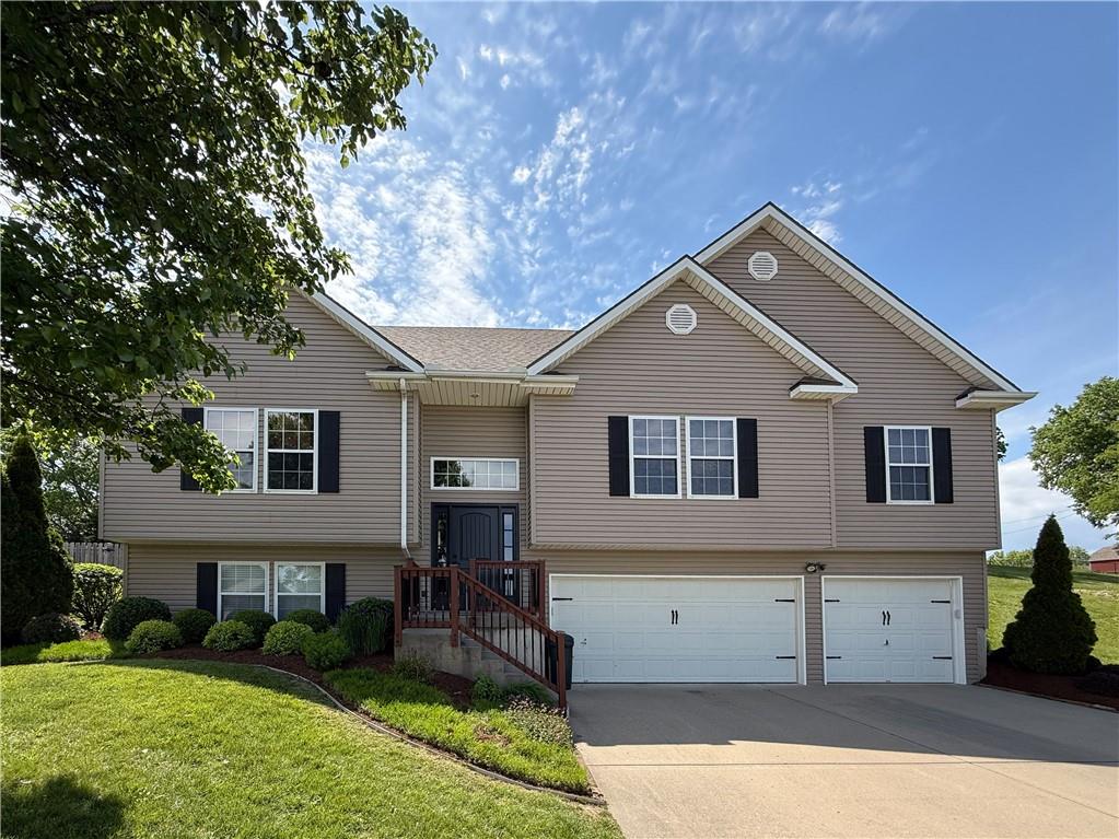 27175 Webster Ct, Weston, MO 64098