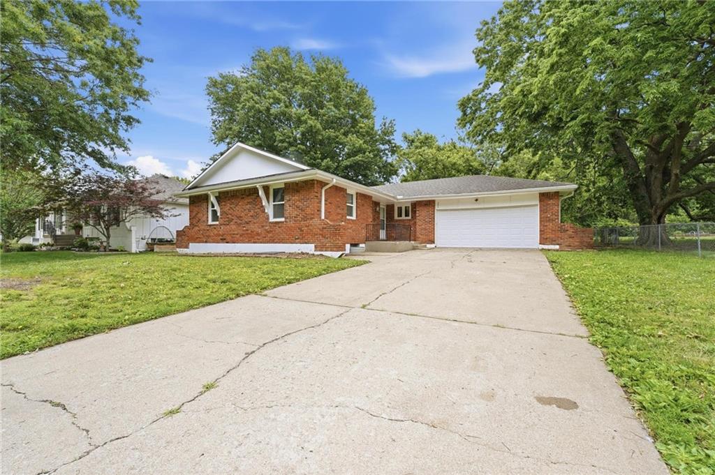 203 N Murphy Dr, Raymore, MO 64083