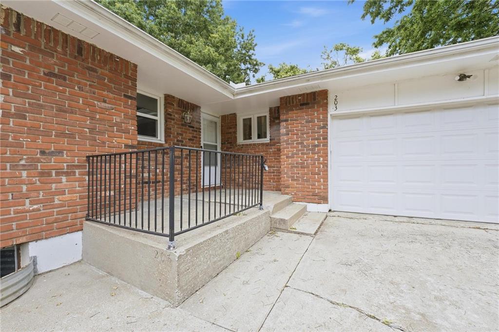 203 N Murphy Dr, Raymore, MO 64083