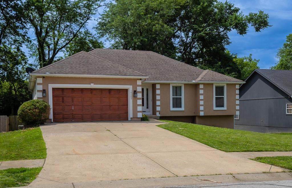 19507 E Woodsbury Rd, Independence, MO 64058