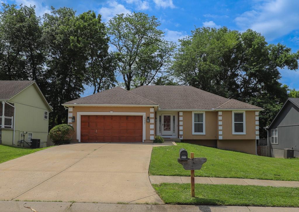 19507 E Woodsbury Rd, Independence, MO 64058