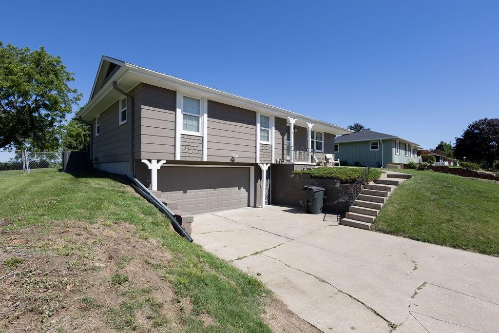 1501 Tamara Dr, St Joseph, MO 64506