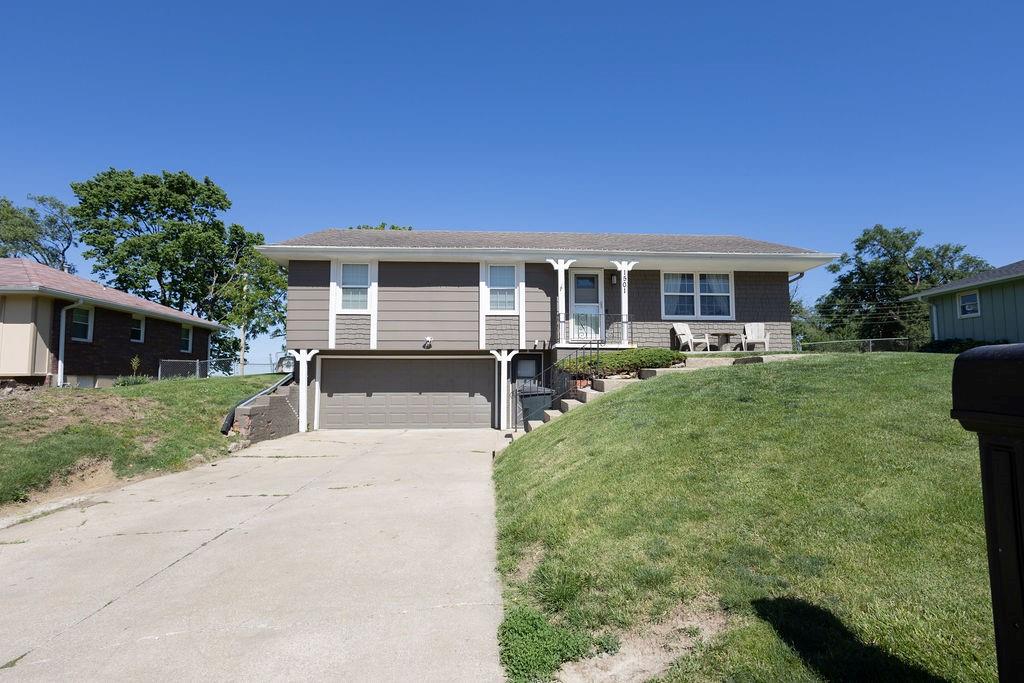 1501 Tamara Dr, St Joseph, MO 64506