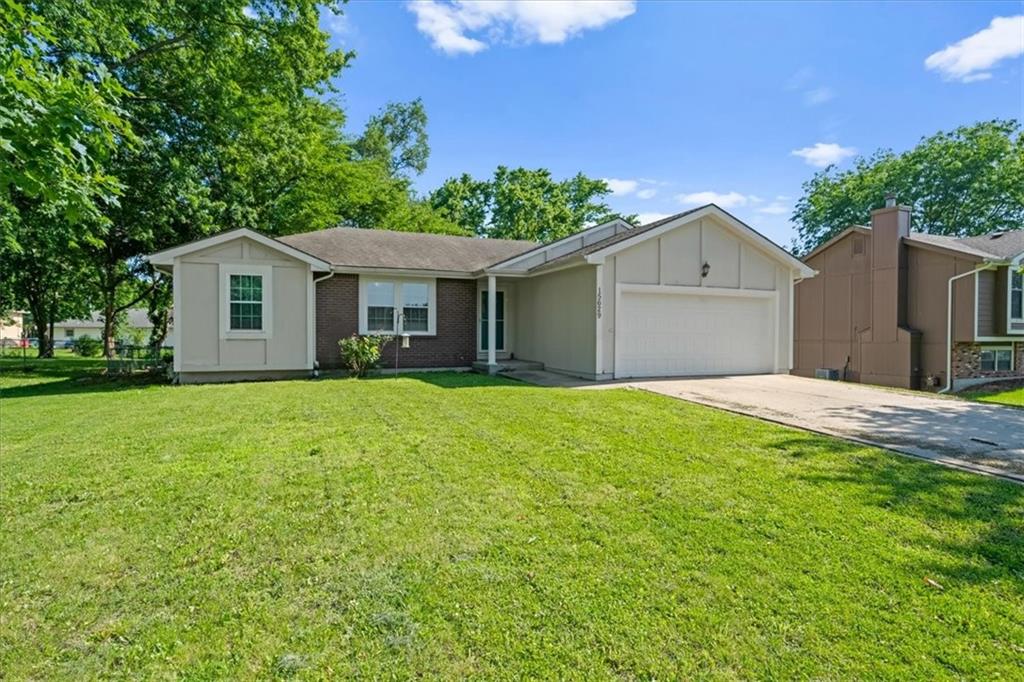 15629 Klamm St, Basehor, KS 66007