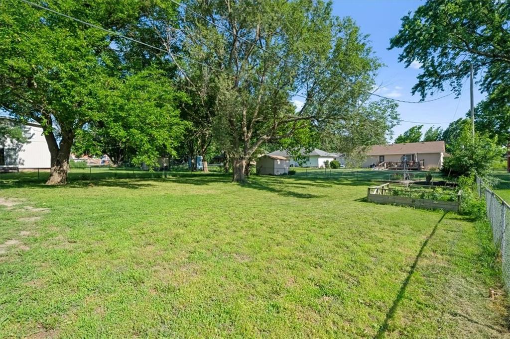 15629 Klamm St, Basehor, KS 66007