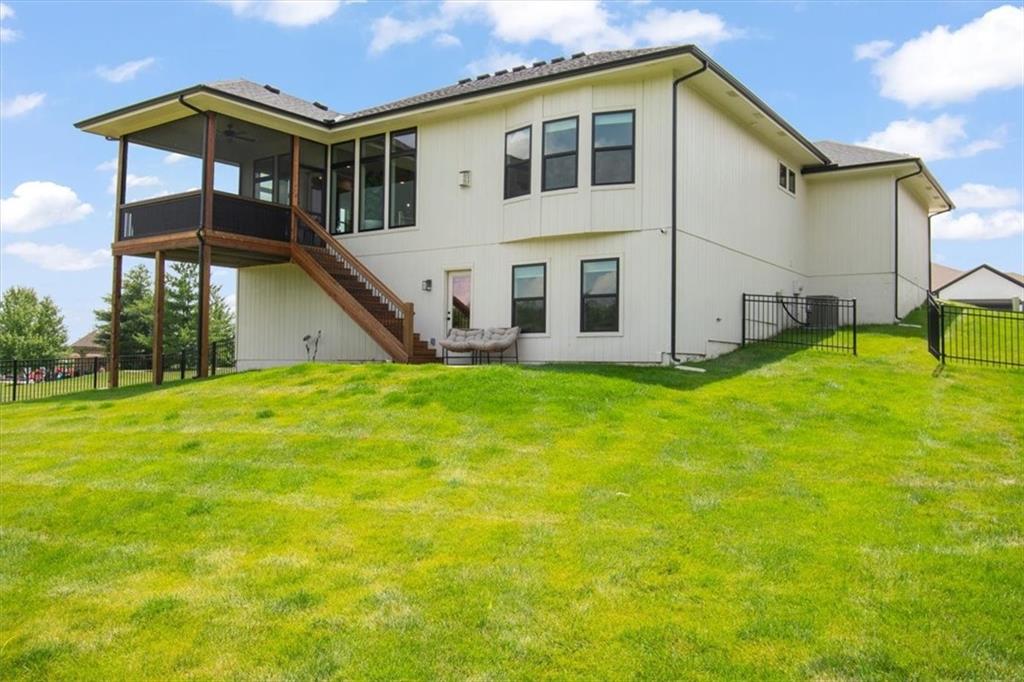 14450 Aurora Ln, Basehor, KS 66007
