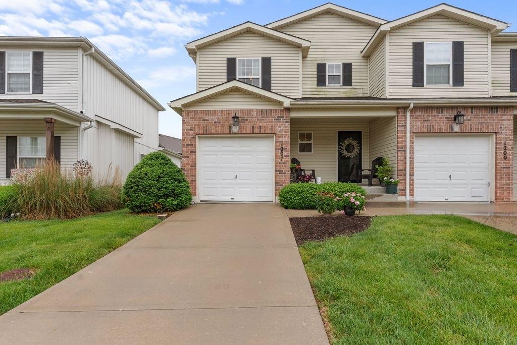 1207 SW Arborway Dr, Lee's Summit, MO 64082