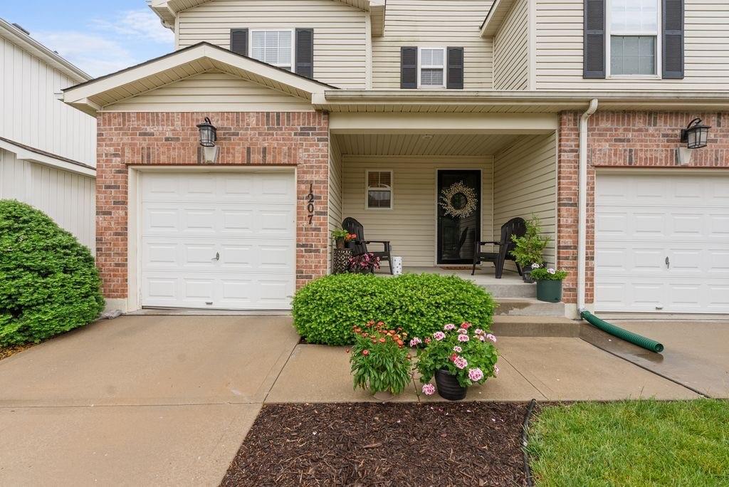 1207 SW Arborway Dr, Lee's Summit, MO 64082