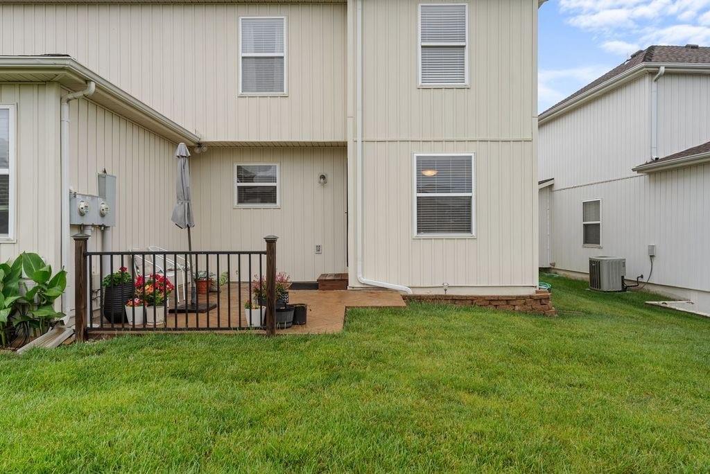 1207 SW Arborway Dr, Lee's Summit, MO 64082