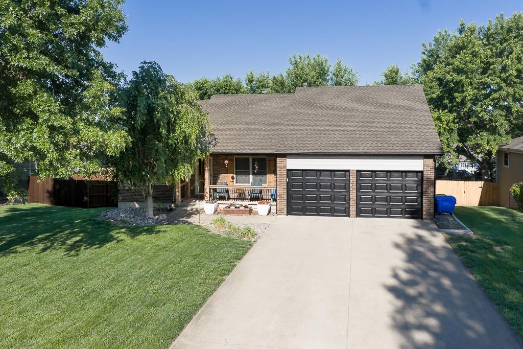 190 Rawlings Dr, Tonganoxie, KS 66086