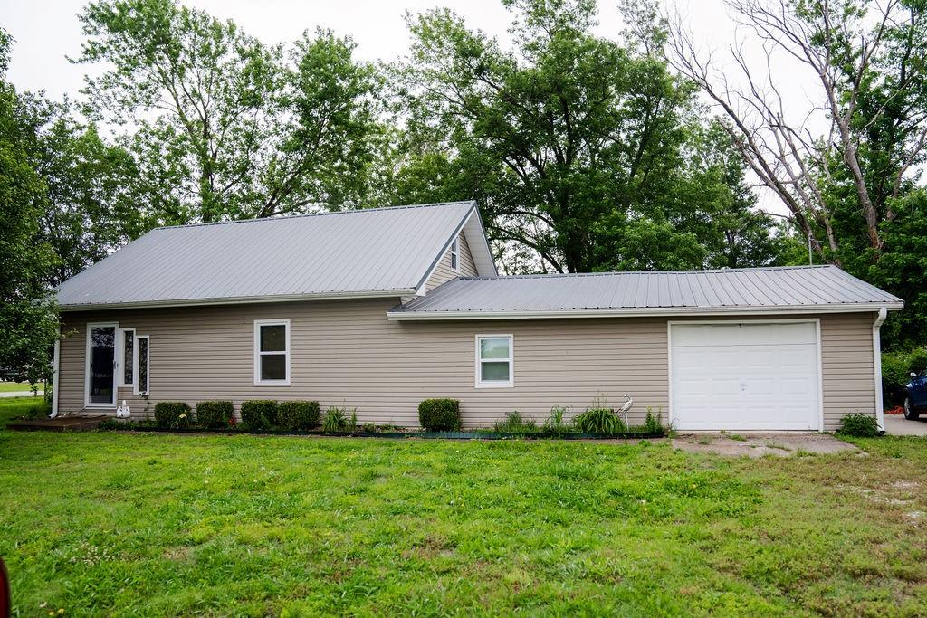 401 S Gartner Ave, Altamont, KS 67330