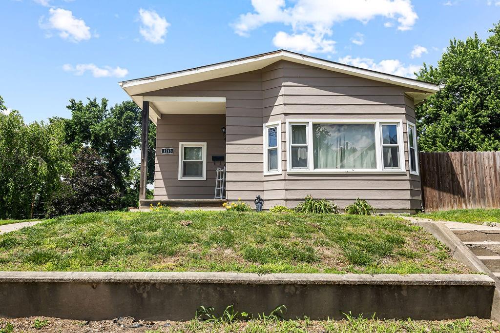 1218 N 10th St, St Joseph, MO 64501
