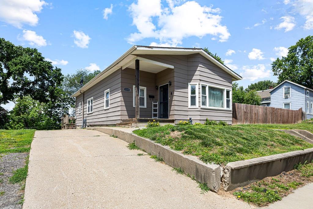 1218 N 10th St, St Joseph, MO 64501