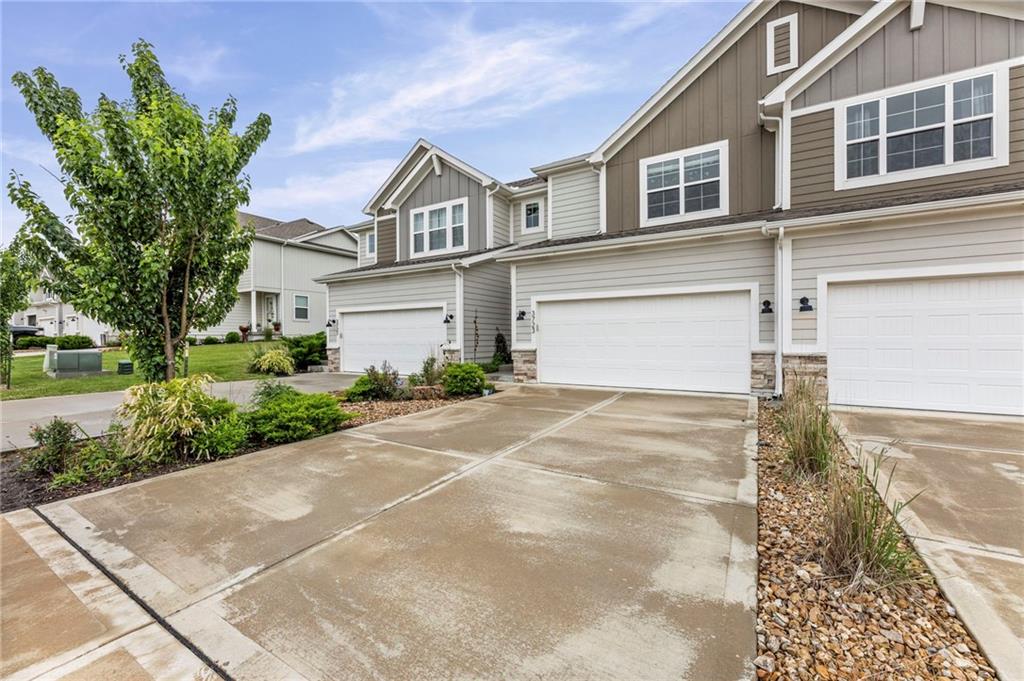 3723 SW Walsh Dr, Lee's Summit, MO 64082