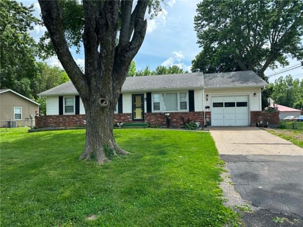 7 Ussery Dr, Lexington, MO 64067