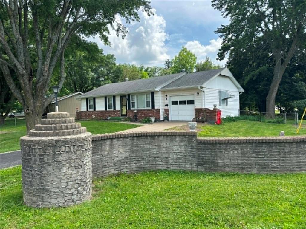 7 Ussery Dr, Lexington, MO 64067