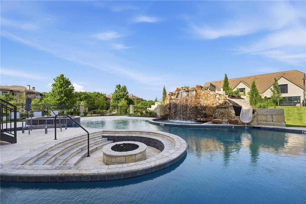 4951 W 134 St #301, Leawood, KS 66209