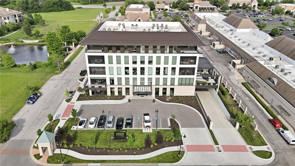 4951 W 134 St #301, Leawood, KS 66209