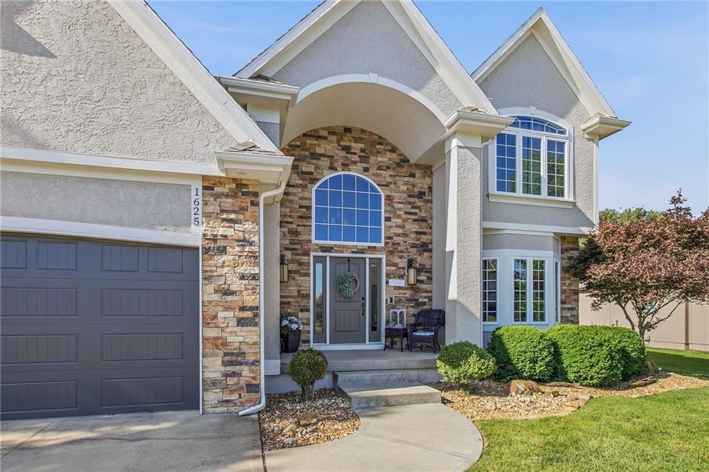 1625 NE Shadow Valley Dr, Lee's Summit, MO 64064