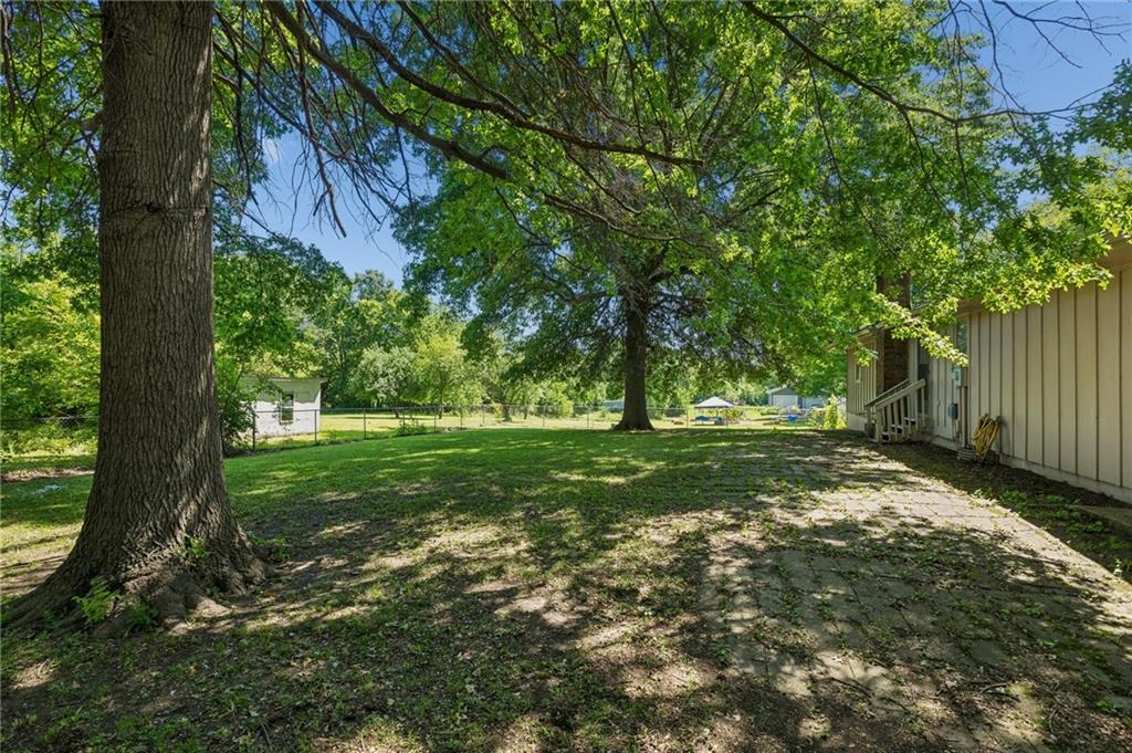 106 Peach Tree Ln, Greenwood, MO 64034
