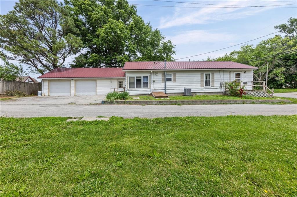 112 S Locust St, Cameron, MO 64429