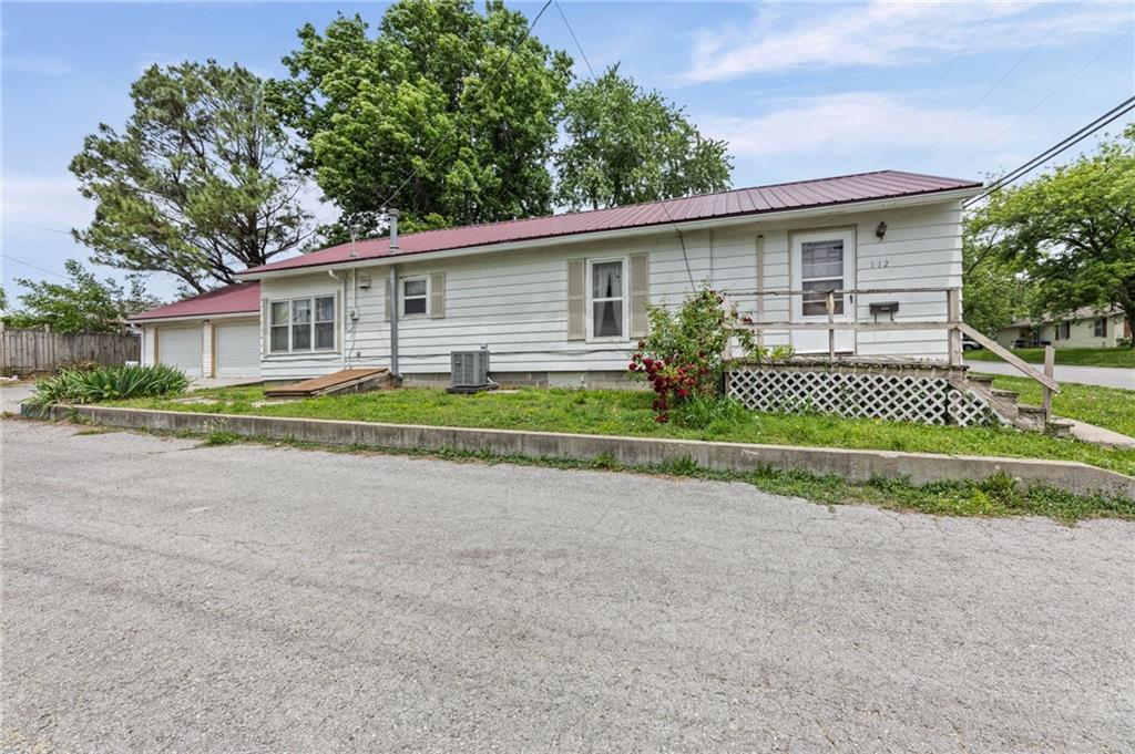 112 S Locust St, Cameron, MO 64429