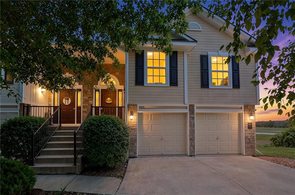 1215 NW Ashley Ln, Grain Valley, MO 64029